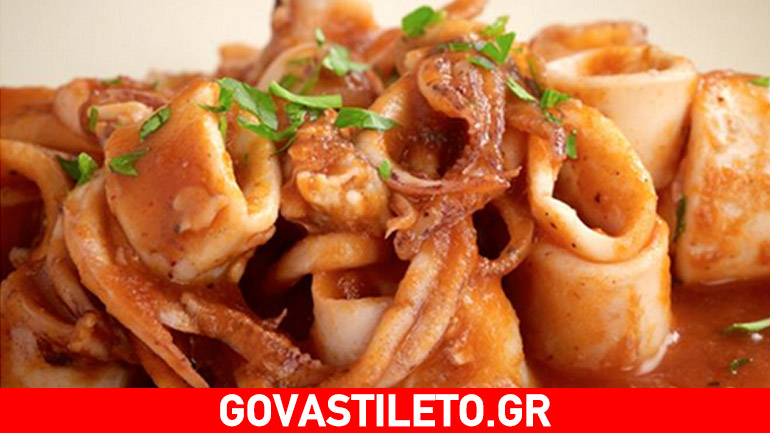 Δοκιμάστε καλαμαράκια με σάλτσα ντομάτας