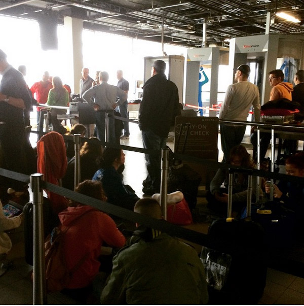 Περιμένοντας το ρεύμα στο αεροδρόμιο