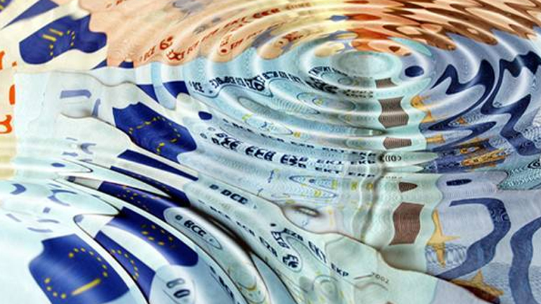 Τον έπεισε να του δώσει τις καταθέσεις του υπό την απειλή… κουρέματος καταθέσεων