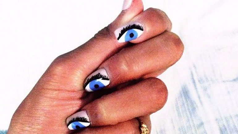 Η νέα μόδα είναι EvilEyeNails: Μανικιούρ που διώχνει το κακό μάτι