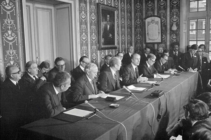 Διακρίνονται από αριστερά: Άλντο Μόρο (Ιταλία), Χάρολντ Γουίλσον (Βρετανία), Τζέραλντ Φορντ (ΗΠΑ), Βαλερί Ζισκάρ ντ΄Εσταίν (Γαλλία), Χέλμουτ Σμιντ (Δ. Γερμανία), Τακέο Μίκι (Ιαπωνία)