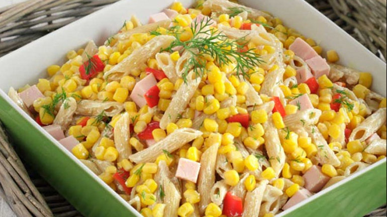 Κρύα σαλάτα με πένες,καλαμπόκι,καπνιστή γαλοπούλα και σως γιαουρτιού