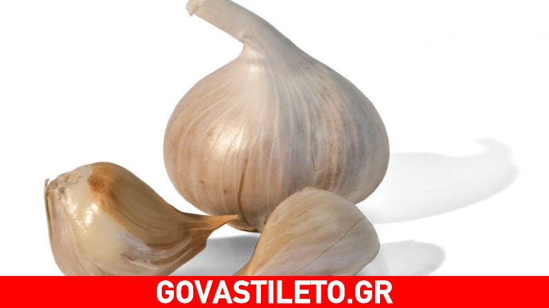 Πώς θα απομακρύνετε από τον οργανισμό τη μυρωδιά του σκόρδου