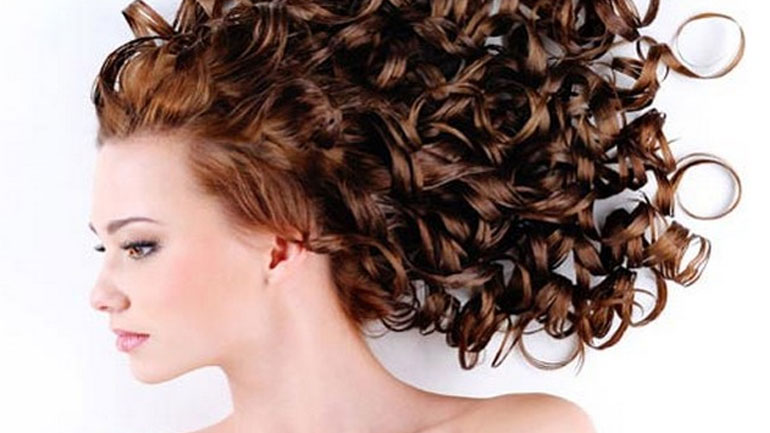 Κάντε μόνες σας μπούκλες χωρίς ψαλίδι!