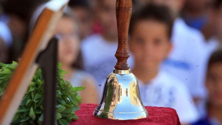 Οι γιατροί λένε ότι το σχολικό κουδούνι πρέπει να χτυπά μετά τις 8.30