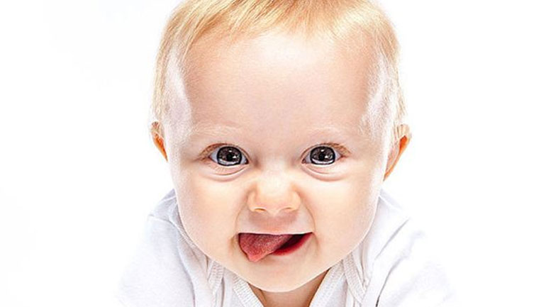 Μελέτη: Γιατί τα παιδιά βγάζουν έξω την γλώσσα όταν σκέφτονται;