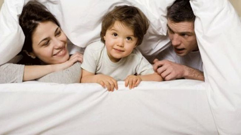 Γιατί δεν πρέπει να κοιμάστε μαζί με το παιδί σας;