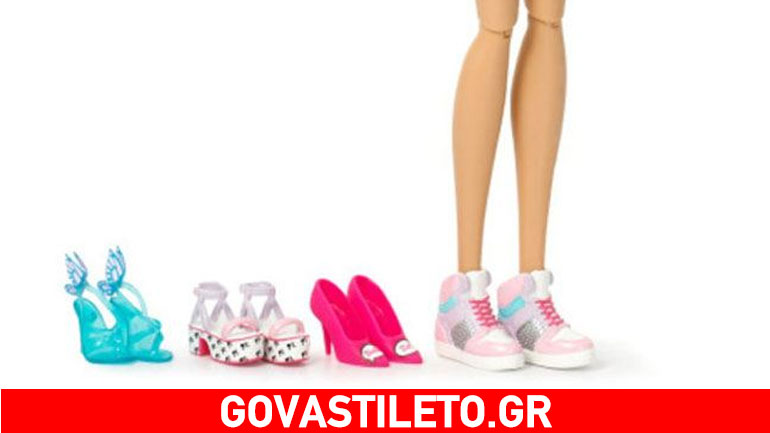 Φορέστε τα παπούτσια της κούκλας σας