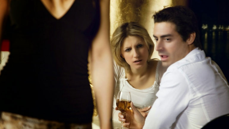 Ο άπιστος άνδρας φαίνεται από το πρόσωπο: «Διαβάστε» τον