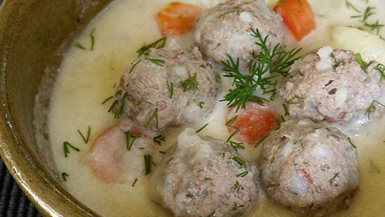 Γιουβαρλάκια με καρότα και πατάτες