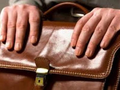 «Μάδησαν» επιχειρηματίες υποδυόμενοι τους πρέσβεις και τους αξιωματικούς