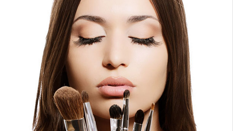 5+1 καλλυντικά που δεν πρέπει να λείπουν από την τσάντα σας