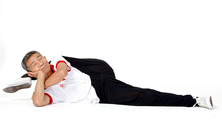 Τη ευλυγισία του 73χρονου Duan Tzinfu, θα τη ζήλευε ακόμη και ένας 20χρονος. Ξεκίνησε την προπόνηση στα 60 του. 