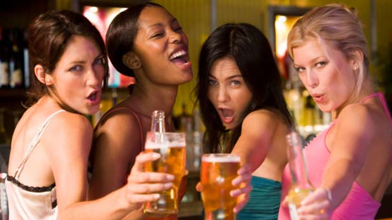 Οι γυναίκες που πίνουν λίγη μπίρα, κινδυνεύουν λιγότερο από έμφραγμα