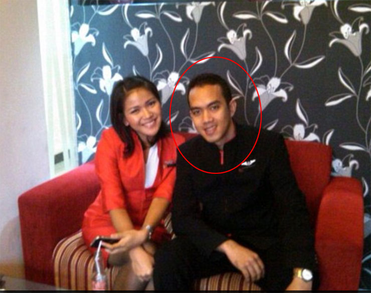 Ο αεροσυνοδός Oscar Desano (δεξιά) φέρεται να επέβαινε στο αεροσκάφος