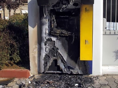 Μπαράζ εμπρηστικών επιθέσεων τη νύχτα