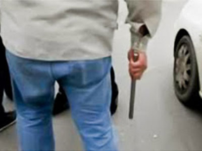 Εισέβαλαν σε επιχείρηση με όπλο και ρόπαλα και χτύπησαν τον ιδιοκτήτη Εισέβαλαν σε επιχείρηση με όπλο και ρόπαλα και χτύπησαν τον ιδιοκτήτη