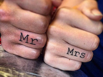 Ξεχάστε τις βέρες! Η νέα τρελή μόδα είναι το τατουάζ αρραβώνων!