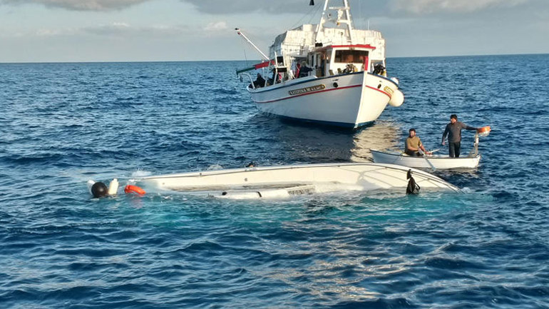 Σώοι 11 επιβάτες λέμβου που βυθίστηκε μετά από φωτιά