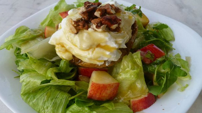 Σαλάτα κριθαροκούλουρο με μήλο και μέλι