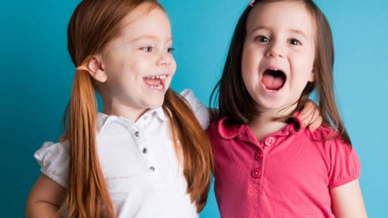 Όσα πρέπει να διδάξετε στην κόρη σας για τις παιδικές φιλίες