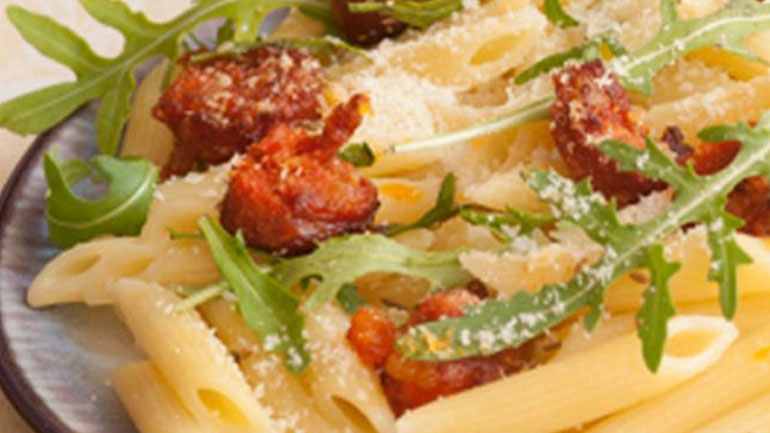 Λουκάνικο στην «πένα» και με ρόκα