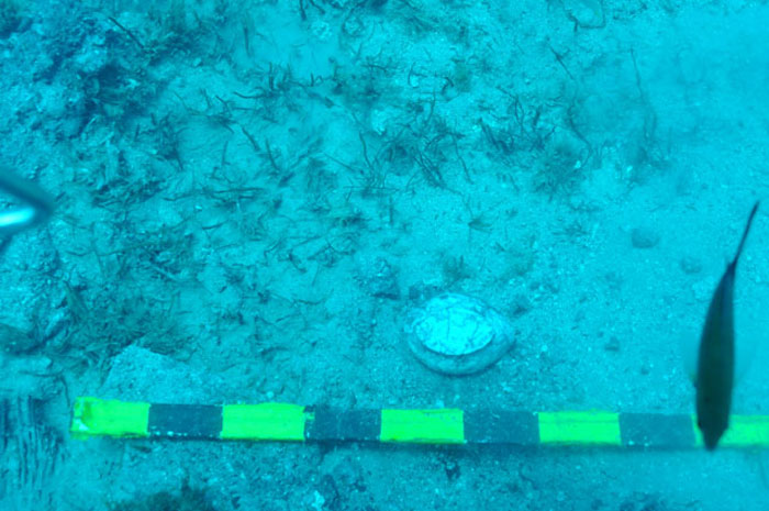 Μικρό λίθινο αγγείο κατά χώραν