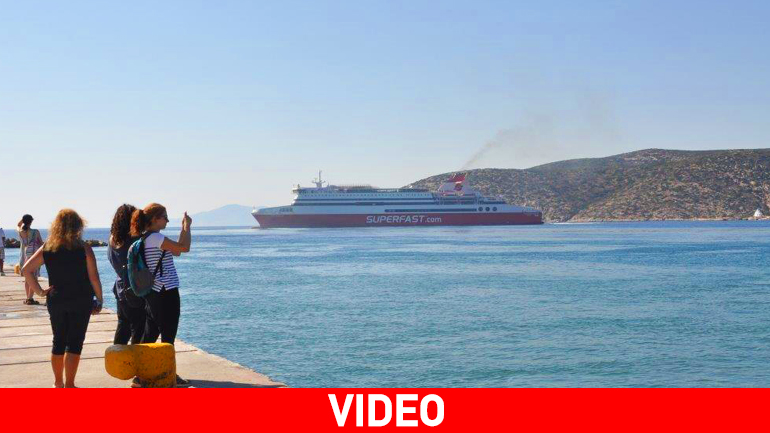 Εντυπωσιακός αποχαιρετισμός πλοίου στην Αμοργό