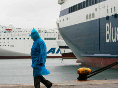 Σε ισχύ η απαγόρευση απόπλου στα λιμάνια – Χαμηλές θερμοκρασίες στη Β. Ελλάδα