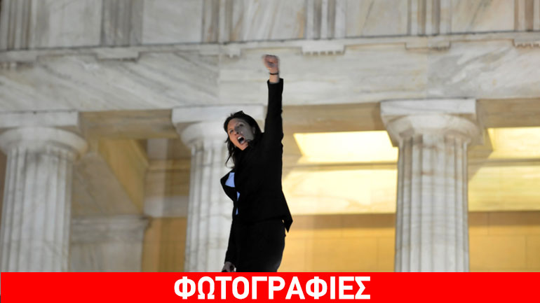 Η Πρόεδρος στο περιστύλιο της Βουλής