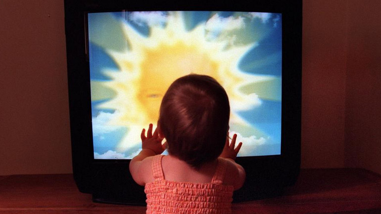Πόσο κακό κάνει η τηλεόραση στα βρέφη;