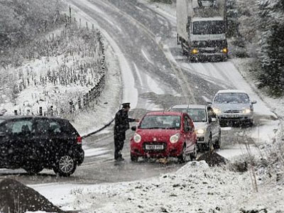 Χιόνι και τσουχτερό κρύο στη Β. Ελλάδα – Πού χρειάζονται αλυσίδες και πού έχει διακοπεί η κυκλοφορία