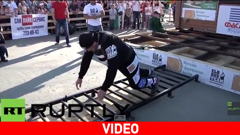 Ο άθλος του πιο δυνατού Ρώσου: Μετακίνησε σπίτι 30 τόνων με τη βοήθεια αλυσίδων!