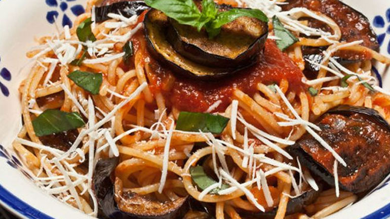 Ένα θρεπτικό φαγητό: Μακαρόνια με μοσχαράκι και μελιτζάνα