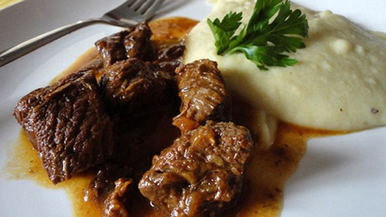 Νόστιμο μοσχαράκι κοκκινιστό με μαύρη μπύρα