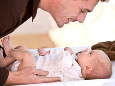 Συμβουλές για να εμπιστευτείτε την επόμενη φορά το μωρό στον μπαμπά του