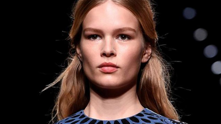 Μαλλιά πιασμένα μισά-μισά: Το hair trend του φετινού καλοκαιριού