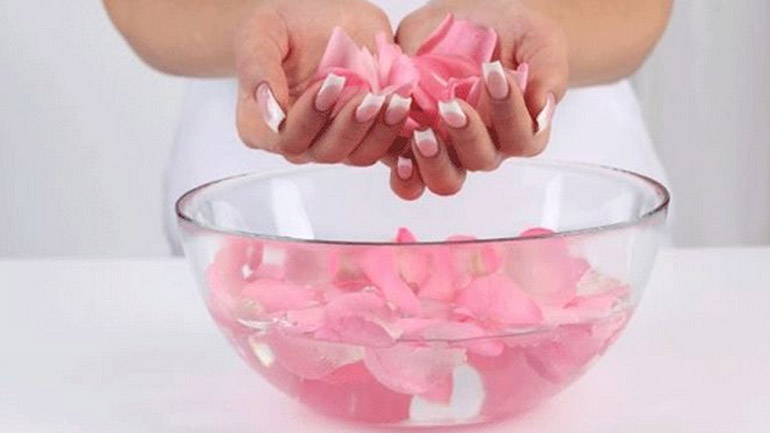 Γίνε πιο όμορφη χρησιμοποιώντας ροδόνερο