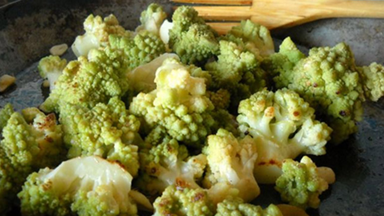 Σαλάτα από μπουκετάκια κουνουπιδιού με ξηρούς καρπούς