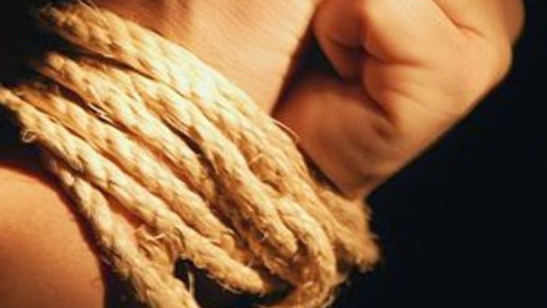 Δράμα: Πατέρας και γιος χτύπησαν και έδεσαν 18χρονη