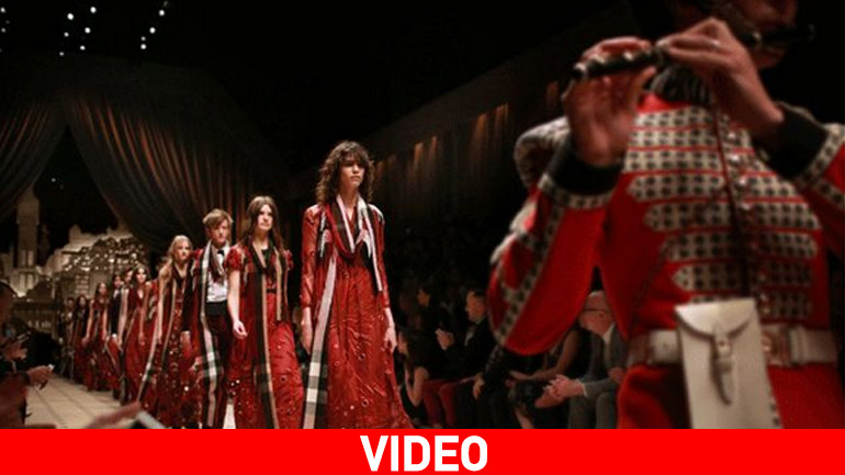 Έφερε το Λονδίνο στην καρδιά του Λος Άντζελες η επίδειξη του οίκου Burberry