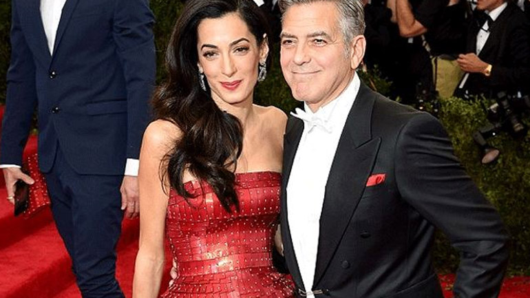 H Amal Clooney επισκίασε το Met Gala- O John Galliano «έπεσε» στα πόδια της!