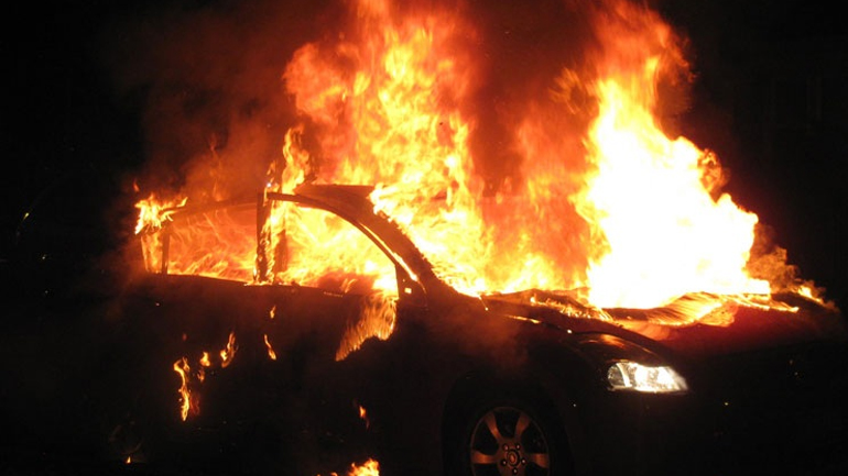 Στις φλόγες αυτοκίνητο έπειτα από τροχαίο