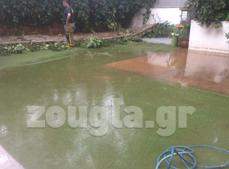 Eπιχείρηση απάντλησης υδάτων σε σπίτι στην Κηφισιά