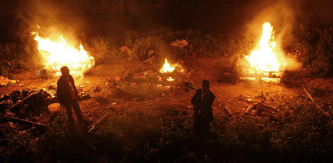 Τους παραδίδουν στην πυρά