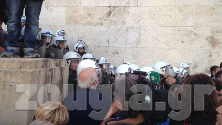 Συνολικά 36 προσαγωγές από τη συγκέντρωση «Μένουμε Ευρώπη» Συνολικά 36 προσαγωγές από τη συγκέντρωση «Μένουμε Ευρώπη»