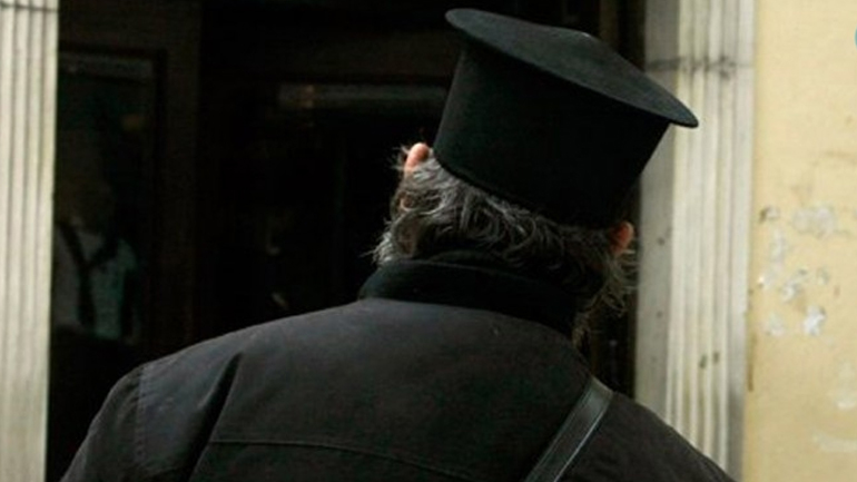 Παπάς κατηγορείται για υπεξαίρεση εικόνων