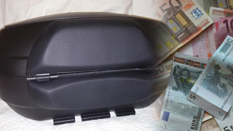 Οδηγός λεωφορείου βρήκε 7.500 ευρώ και τα παρέδωσε στην αστυνομία Οδηγός λεωφορείου βρήκε 7.500 ευρώ και τα παρέδωσε στην αστυνομία