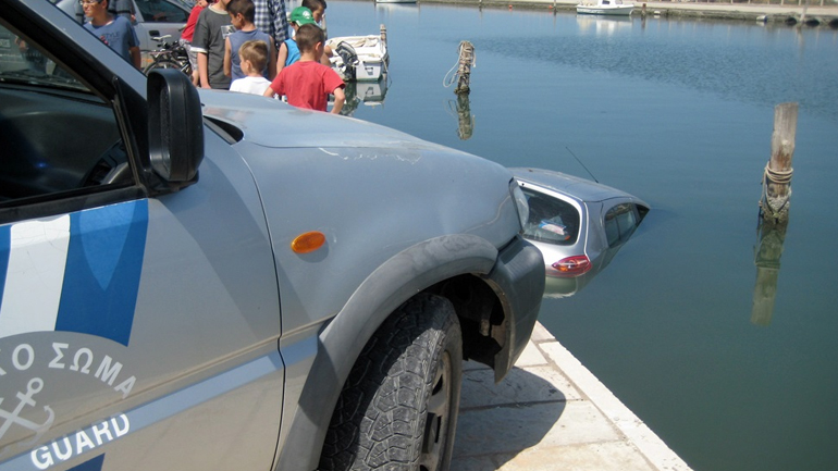 Σκοτώθηκε οδηγός που έπεσε με το Ι.Χ. του στη θάλασσα