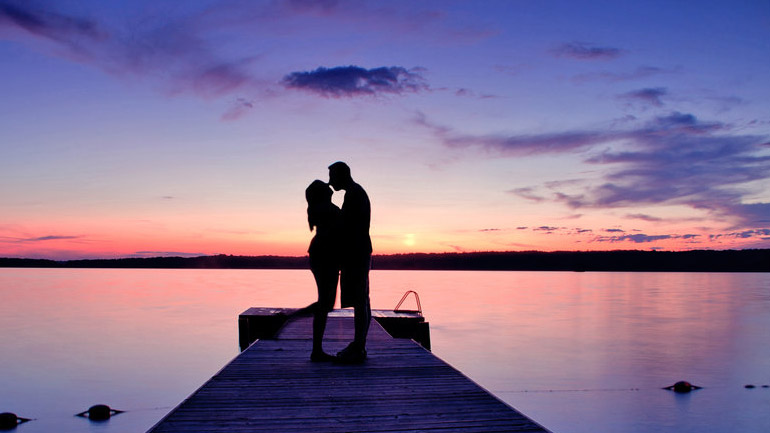 Πώς συμπεριφέρεται ένα ζευγάρι στον 1 μήνα σχέσης, στους 12 και στα 10 χρόνια Πώς συμπεριφέρεται ένα ζευγάρι στον 1 μήνα σχέσης, στους 12 και στα 10 χρόνια